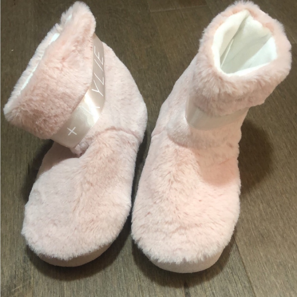 Pink Kendal and Kylie Slippers only wear once!!